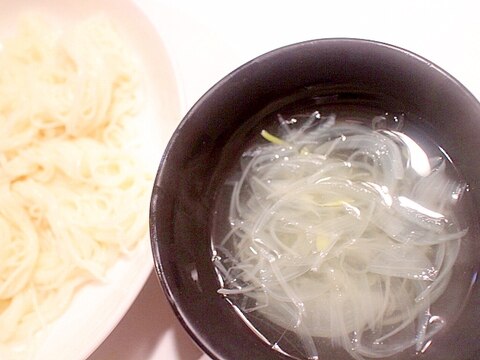 玉葱たっぷりのあごだしで食べる素麺